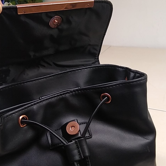🔴 NWT Black Vinyl Backpack W/Rose Gold Tone - Picture 3 of 8